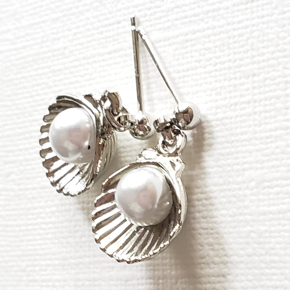 Silver plated ball post earring w/ peral shell - Picture 3 of 6